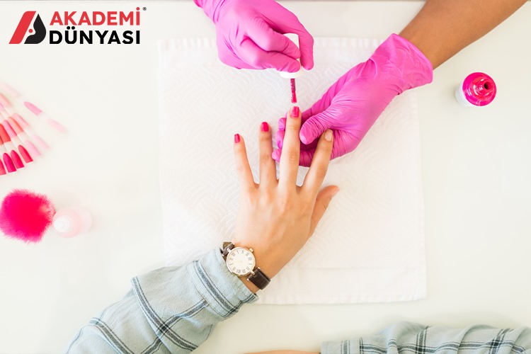 Protez Tırnak Kursunda Sertifika Almanın Önemi ve Avantajları